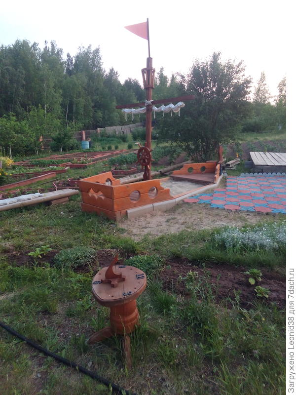 а это песочница и площадка для внучат у меня дома.