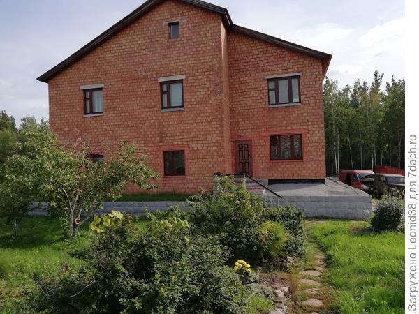 Вот за домом яблонька самая высокая и сливы с вишней