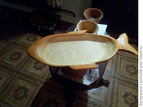 деревянное  блюдо рыба, низ обработан пропиткой оригон, а внутренняя поверхность льняным маслом.