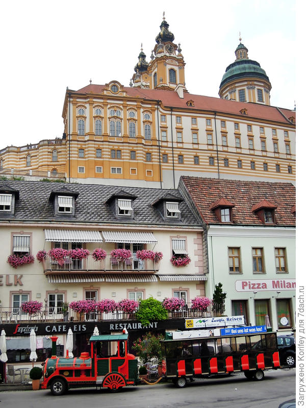 Город Мелк в Астрии и его красивые улочки. На дальнем фоне известный монастырь в г. Мелк