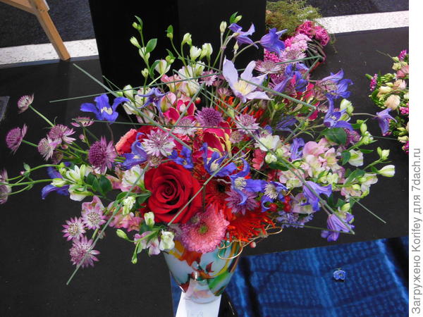 Букет со срезочными клематисами