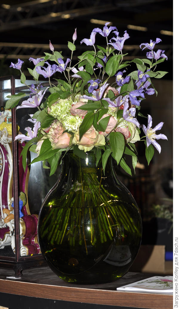 Клематисы в вазе