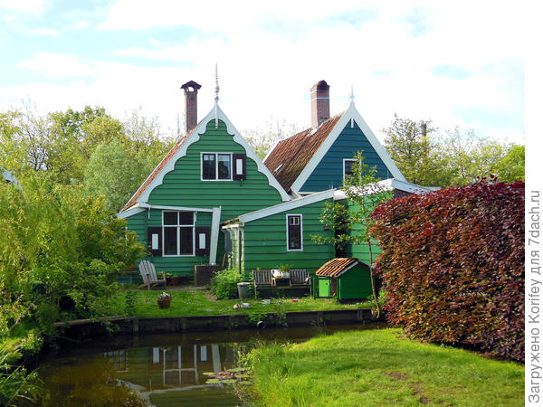 Обычные типичные деревенские домики. С этой стороны они без клумб. Но газоны, кусты и декоративные стены всегда аккуратно стрижены, а сами домики всегда аккуратно покрашены и ухожены.