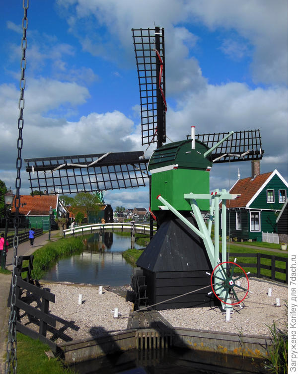 Ветряная и водяная мельницы в одном флаконе посреди голландской деревни