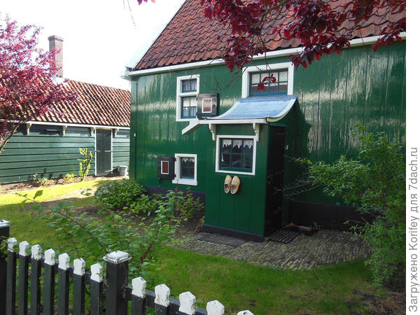 И, извините за подробности, совсем задний двор ...