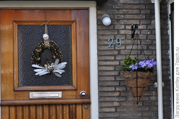 На входных дверях почти у каждого висят какие-то красивые веночки, пасхальные и не только. сбоку часто тоже можно увидеть стильные подвесные кашпо или корзинки с неприхотливыми цветами