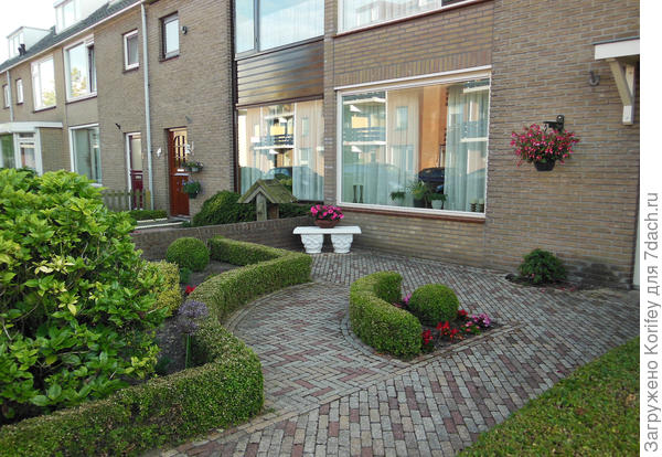 Можно без затей повесить горшок с красивой фуксией, весь дворик уложить плиткой или облицовочным &quot;бельгийским&quot; или &quot;голландским&quot; кирпичом и посадить несколько кустиков, регулярно их подстригая. Обратите внимание, какие большие, просторные, светлые и низкие окна