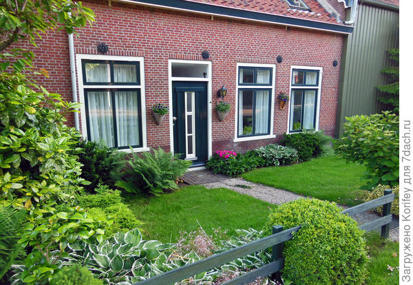 Как видите все прошлые варианты без газона, который надо стричь, но можно сделать и газон, посадить два-три-четыре папоротника, четыре-пять красивых хост и декоративных кустиков, понятно, что для России больше подойдут колючие барбарисы -:). Ну и везде - везде виолки, фуксии, камнеломки, пеларгонии, петунии, минитунии и т.д.