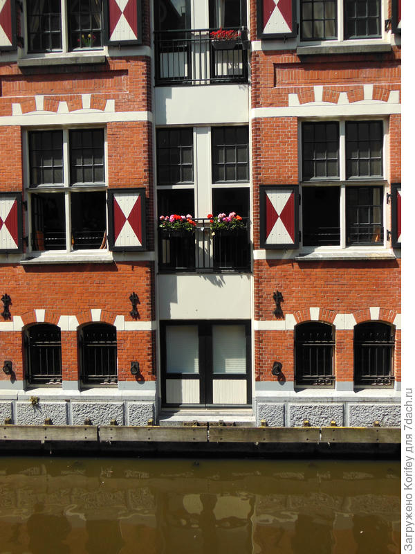 Даже если окна выходят прямо на канал, можно повесить всего пару небольших кашпо с гортензиями или петуниями
