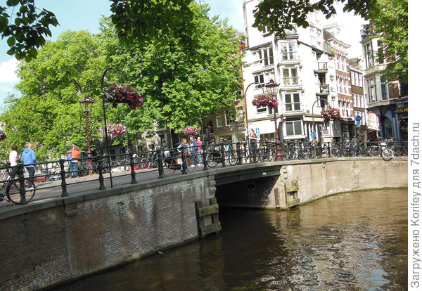 На улицах и улочках всегда есть много подвесных кашпо с красивыми ухоженными цветами