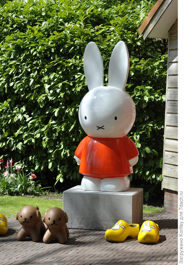 Даже хозблоки они стараются ограждать сзади живой изгородью. а у входа поставить какие-то интересные фигурки, игрушки или керамику