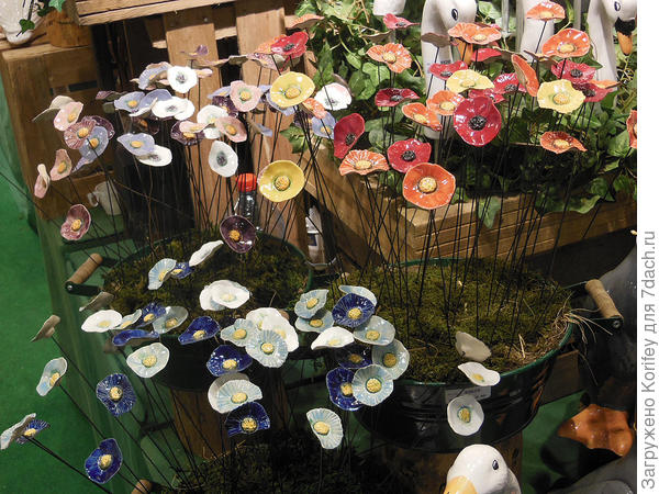 Или вот берем банные шаечки, насыпаем туда земли, сверху мох и делаем такие красивые клумбы из керамических маков. Думаю, что профессиональных гончаров это не составит особого труда. А идея хорошая.