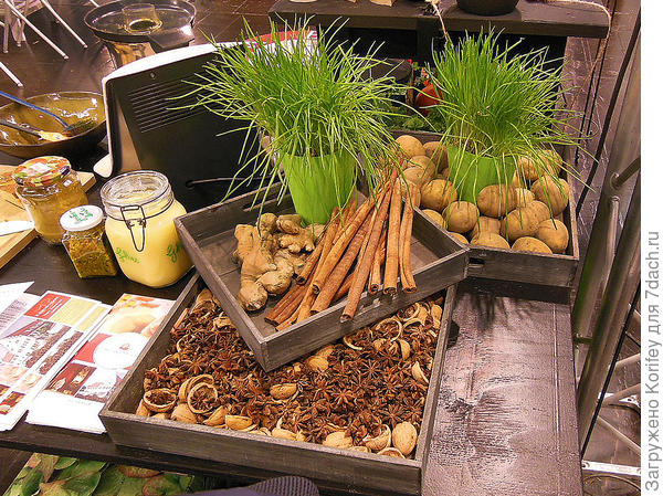 Или такой натюрморт из картофеля, пряностей, домашних заготовок и пророщенных для кошки злаков