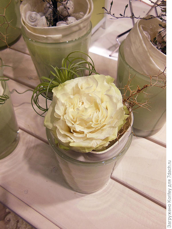 Уже ранее рассмотренный вариант с розой, но уже бело-лаймового цвета