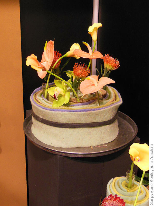 Любые садовые цветы можно поставить в мелкие вазочки и симпровизировать большую подставку из мягкого и цветного войлока