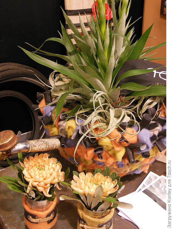 Две-три хризантемы в красиво оформленных обычных консервных банках