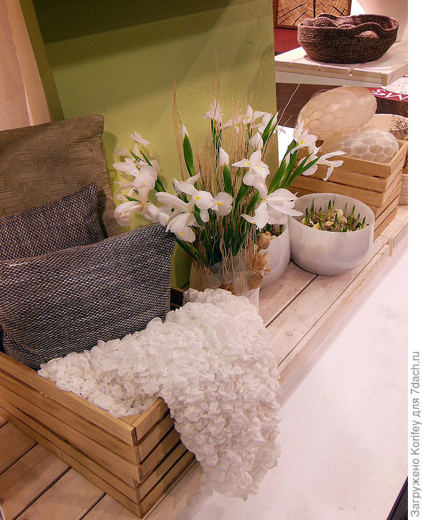 Вот такую инсталляцию можно сделать из пустых яблочных ящиков, первоцветов и срезки луковичных ирисов или любых других подходящих цветов