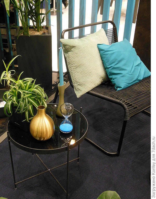 Старое кресло, две подушки и стол с 2-3 вазочками и красивым цветком в горшке. Добавьте песочные часы и свечку, и уже праздничная инсталляция для романтического ужина при свечах ))))