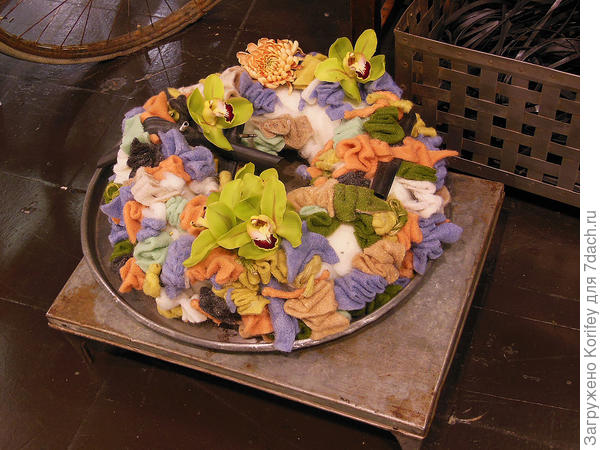 "Салат" из орхидей и цветных лоскутков. Цветы орхидей можно поставить в небольшие баночки или пробирки с питательным раствором