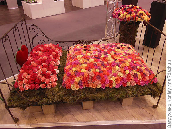 А вот так можно украсить вашу старую бабушкину кровать. Ваша супруга по достоинству оценит Ваш труд и терпение. Кроватку при этом можно предварительно подкрасить ))))