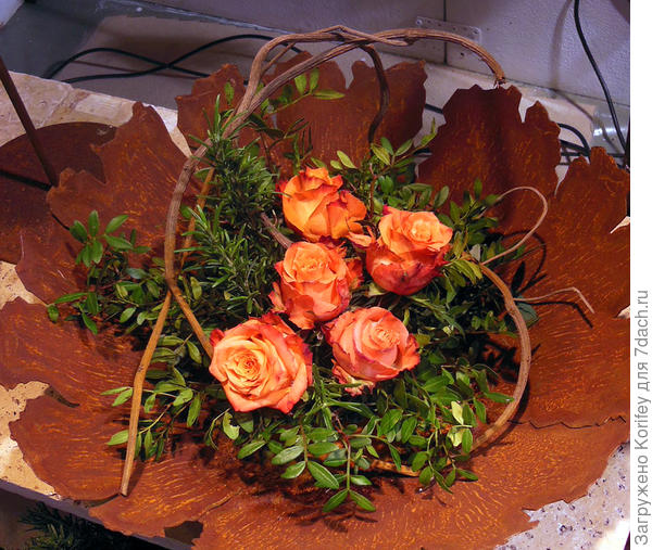 Букет из роз на творчески вырезанном куске ржавого железа