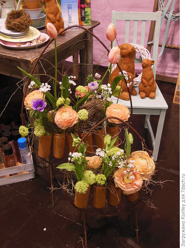 Вот такие букеты и аранжировки. Слева видны использованные краски в аэрозольных баллончиках