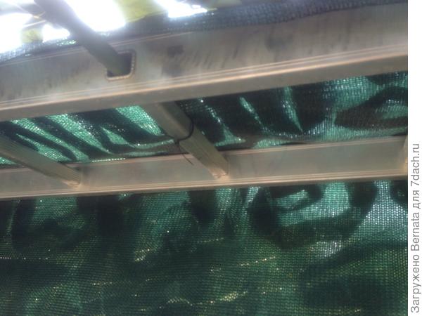 Накинута сетка маскировочная на сетку и закреплена за саму лестницу хомутиками... "Штыри"- это засунутые в отверстия в лестнице колышки, чтобы навес образовался...