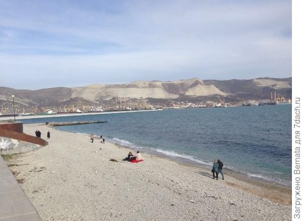 Люди уже выползают поближе к морю..., на подстилки...