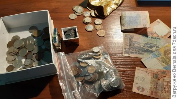 Монет до фигища.... А разбирать и раскладывать по альбомам времени нет... Когда-то начинала этим заниматься, есть хорошая литература по нумизматике..., но времени катастрофически не хватает...