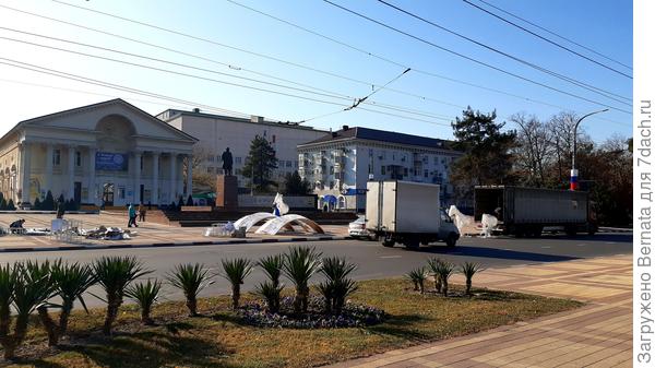 Выгружают &quot;ледяных&quot; коней из ...пластика.  :))))