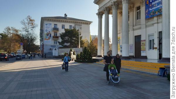 И люди - в футболках...