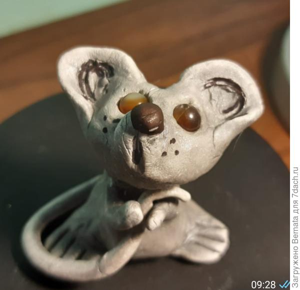 Мышей всех.., я их у Марины в топике показывала...  Ну и нс конкурсе, всех своих кукол для открыток, я из нее лепила... Окрашены, также, тенями