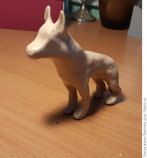 С пластилином проще...Вот, пока кофе пила, попыталась немецкую овчарку слепить... Понятно, что еще буду дорабатывать детали, стойку.., потом с окрашиванием помучаюсь немного, чтоб оттенок передать, но, в целом, вроде бы, заготовка получилась.....