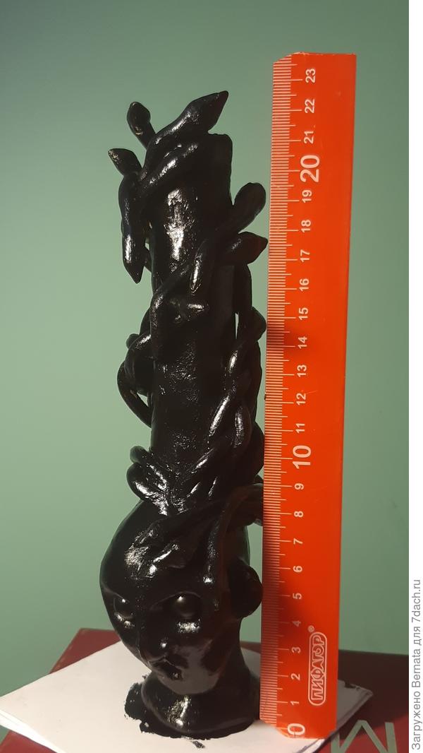 Внутри стеклянные аптечные колбы