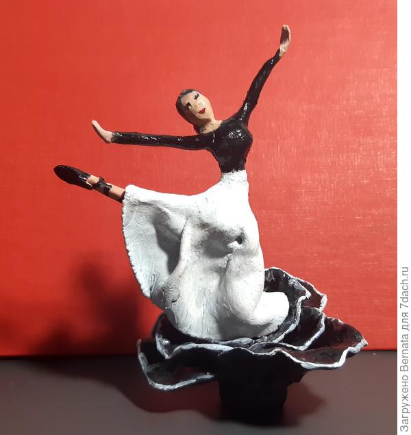 И теперь это у меня...то ли балеринка, то ли дюймовочка-переросток...., но функцию подставки цветок выполняет....