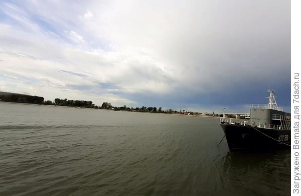 Речной трамвайчик пока спит...