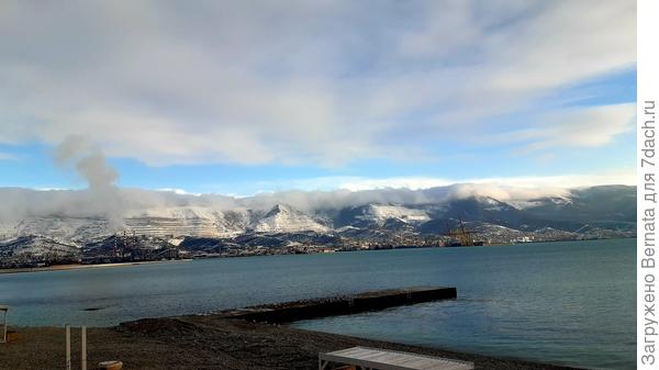 Море пока тихое, но судя по "бороде" (белая полоска на вершине гор, похожая на облака) ожидается сильный норд-ост