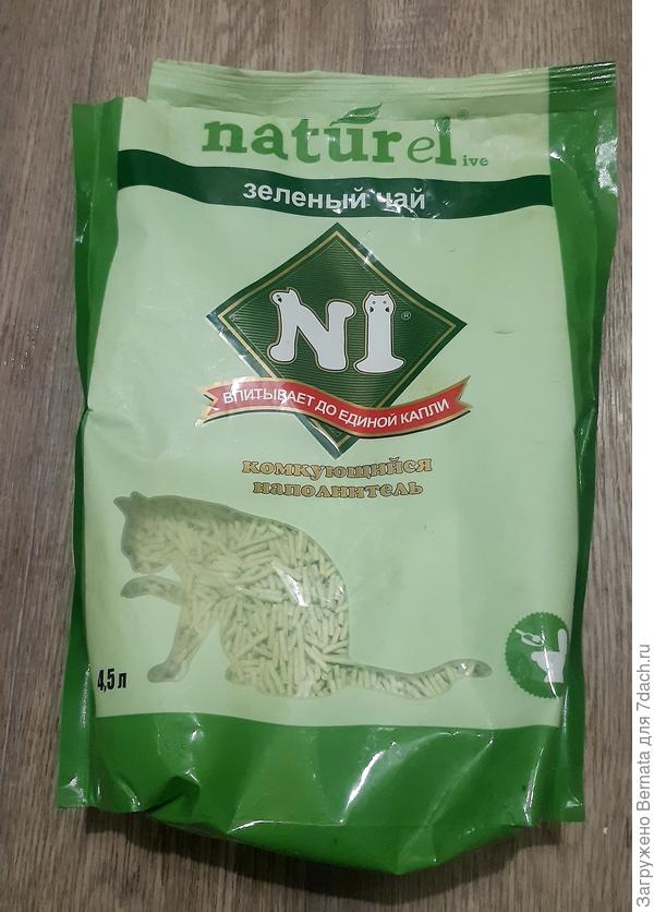 Вот такой наполнитель стала использовать и я, у меня кот уже старый, во двор выходит не всегда, в отличие от кошки, ему приходится держать лоток в доме. Наполнитель, тоже, довольно дорогой, но достаточно совсем небольшого количества, запах убивает очень хорошо, после намокания становится гелеобразным,  его можно смывать в унитаз.