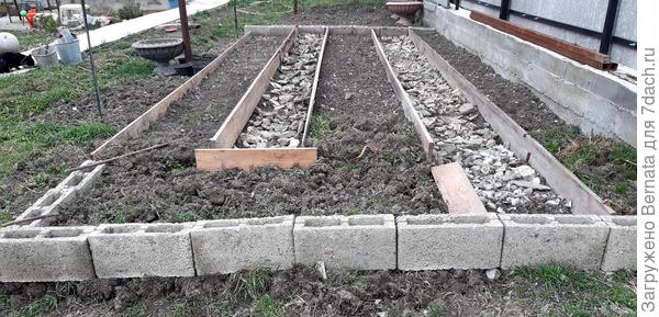 Конечно, эти грядки страшненькие, но участок у меня с уклоном, часть грядок, где уровень ниже,  заполняла сорняками с корнями, выкопанными там же, а из выкопанных камней сделала две дорожки... Безотходное производство, блин:)))