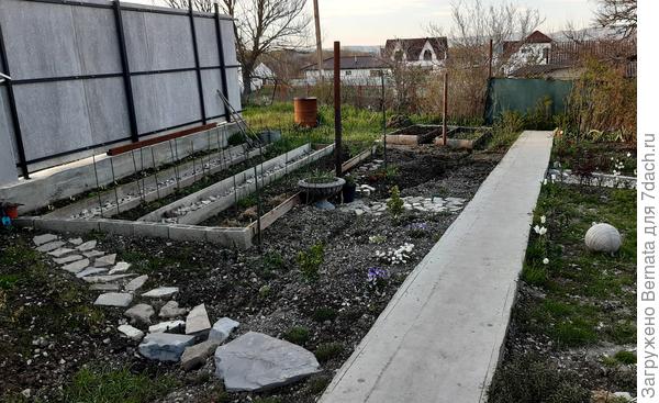 Раз появился огород, то нужно делать очередную дорожку, ведущую к грядкам