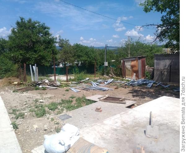 Из металлического штакетника потом собрали забор