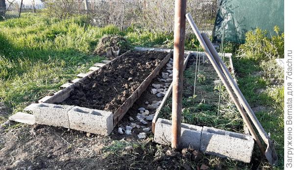 Рассады оказалось слишком много и пришлось делать дополнительные грядки