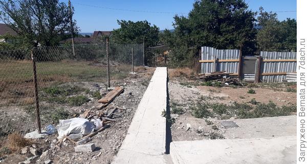 Забор собрали, но мусор остался...