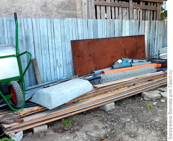 Доски, из которых делали опалубку фурдамента забора сложили в уголок для ..."пригодится ":))