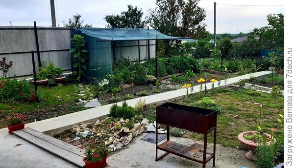 Зона огорода пока выбивается из общей картины и требует доработки...