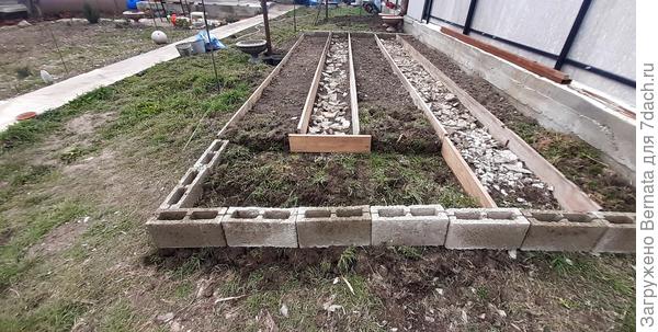 Грядки из строительных блоков - это не расточительство :) Этот блок для строительства не годится, так как у бывших хозяев он стоял несколько лет под открытым небом.., а осадки и солнце его разрушили.., так что только на грядки и годится