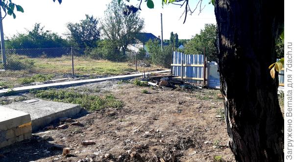 Примерно на полметра-метр в глубину грунт перемешан со строительным мусором и разным бытовым хламом