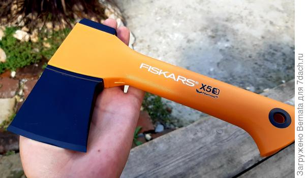 Маленький лёгкий топорик. Топор у меня был, но более тяжёлый от Хускварны, тоже призовой, кстати...