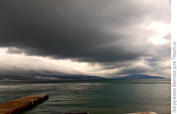 Справа гора, как отдельный массив, это уже Геленджик