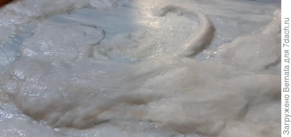 Вот такой слой, больше нельзя, так как получится объёмная воздушная подушка, что чревато либо опаданием ваты, либо пружинистостью, что не даст сохранить форму